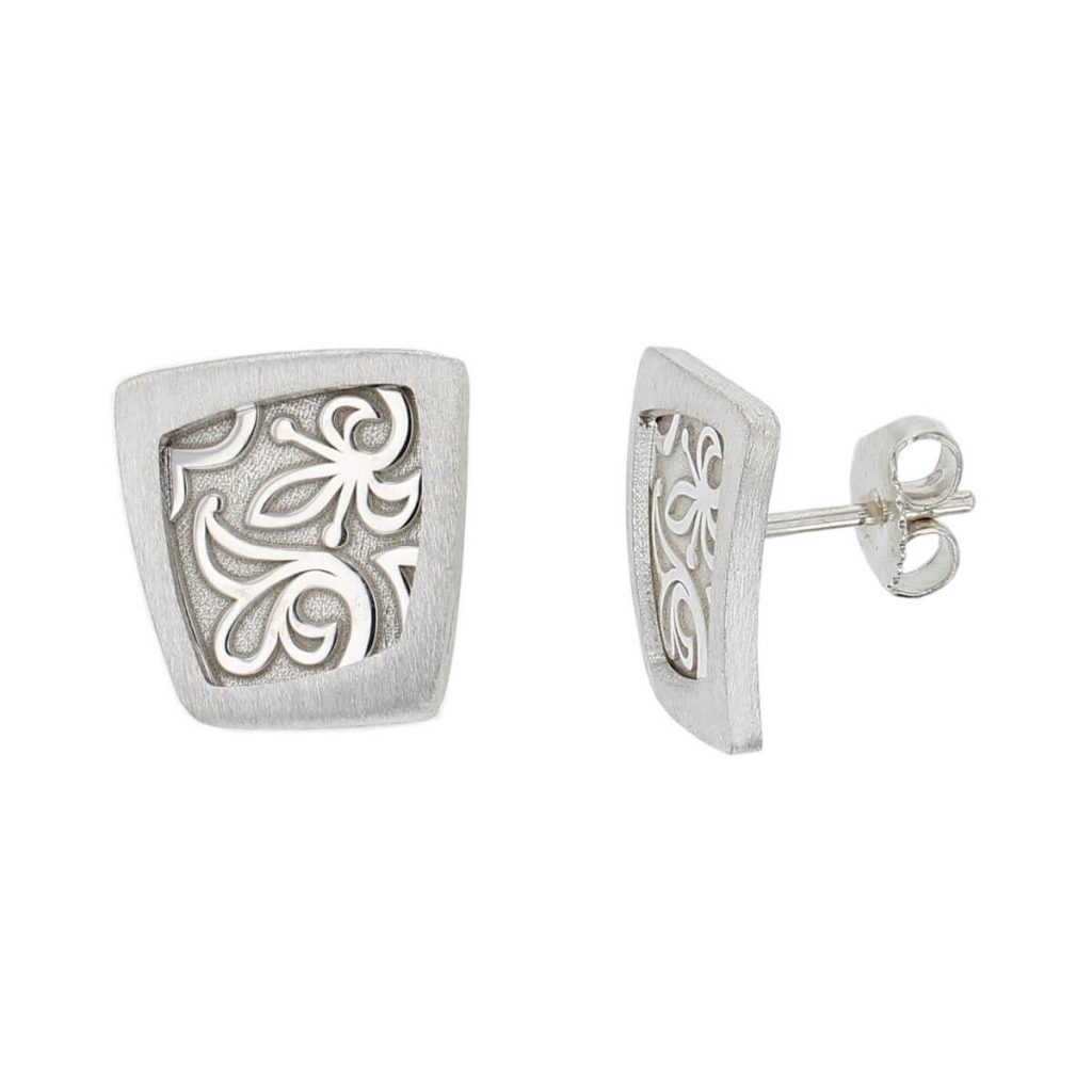 Galloglas Fleur silver stud earrings side view